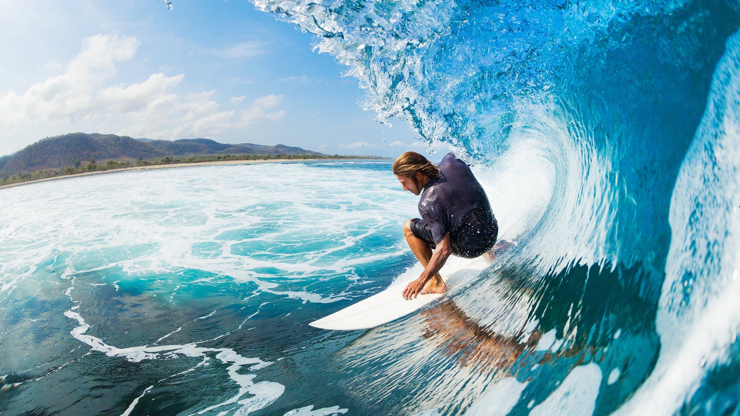 校园操场惊现行云流水绝技 初中生无意识完成踢月转体三连震撼全场